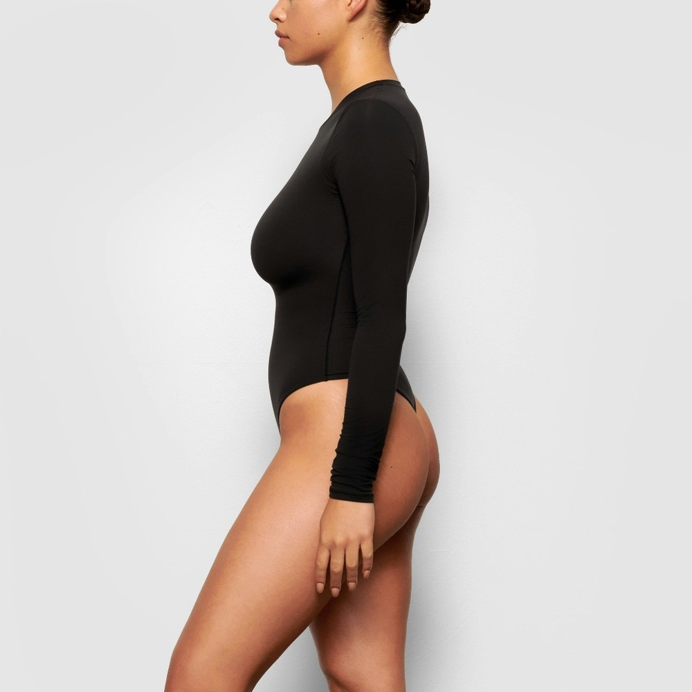 SKIMS  FITS EVERYBODY  LONG SLEEVE CREW NECK BODYSUIT - Picture 2 of 8